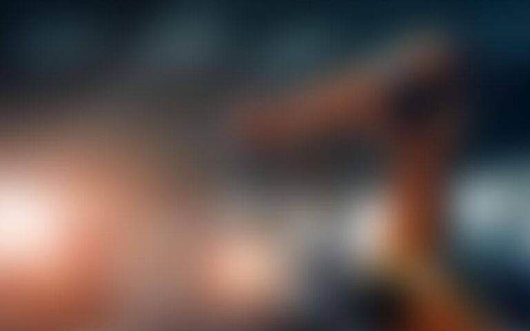 Roboterarm schweißt an einem Motor