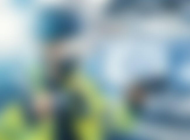 Mitarbeiterin mit Augmented Reality Brille